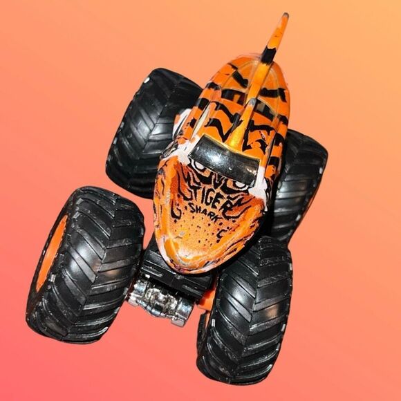 Monster Trucks  Hot Wheels Twin Mill Green & Tiger Shark Monster Truck 1:64 B16 - Picture 7 of 8